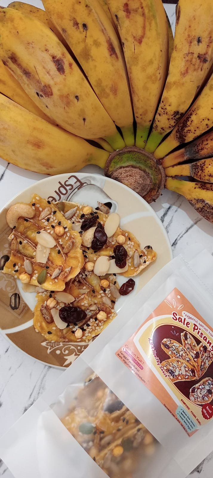 Pisang sale granola dengan taburan granola dan buah pisang