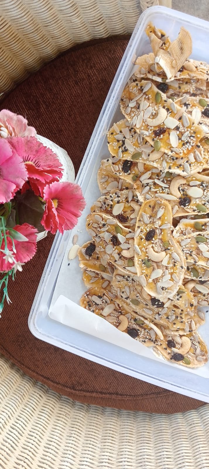 Sajian irisan Pisang Sale Granola dengan kacang dan biji-bijian