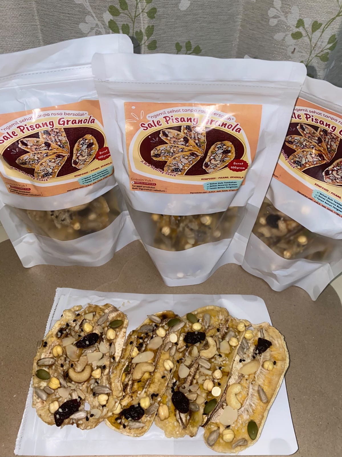 Irisan pisang sale granola dan kemasan produk