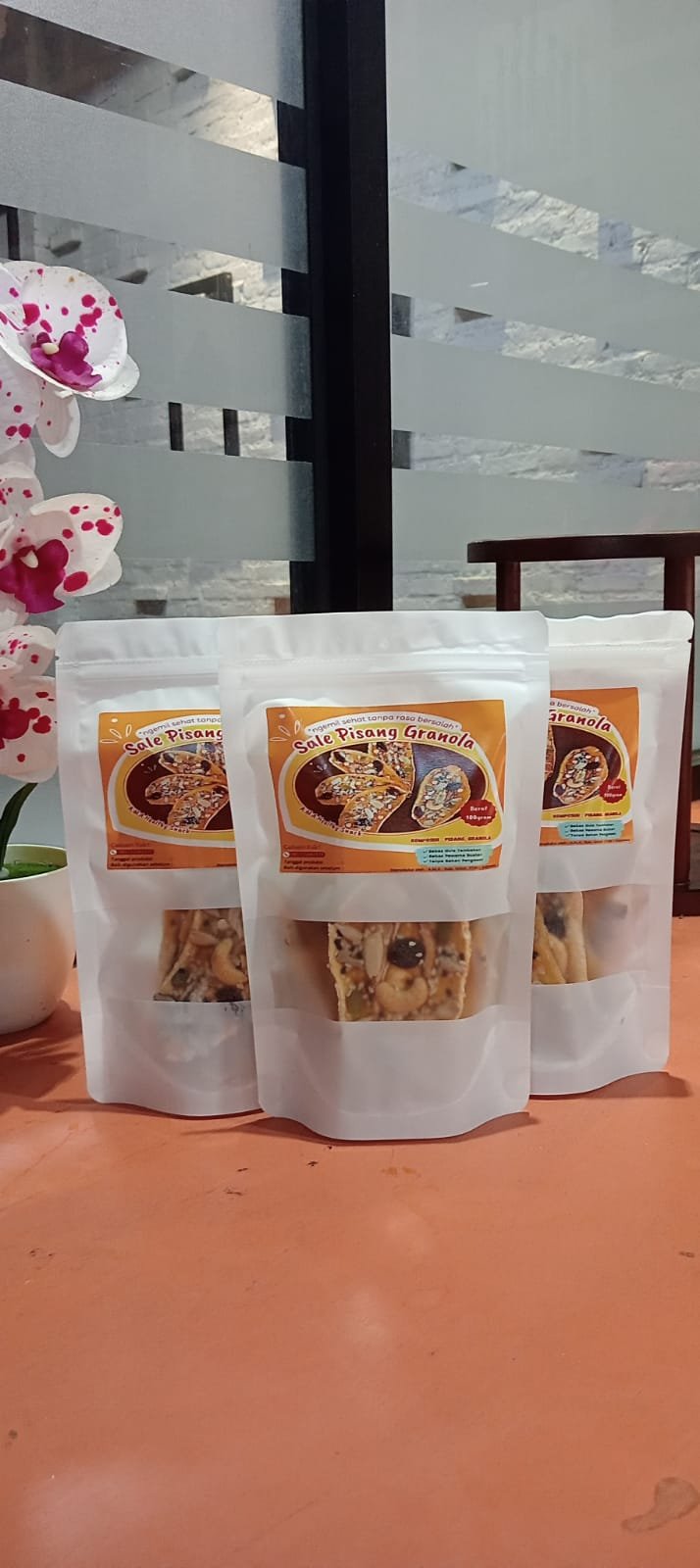 Kemasan Pisang Sale Granola dengan dekorasi bunga