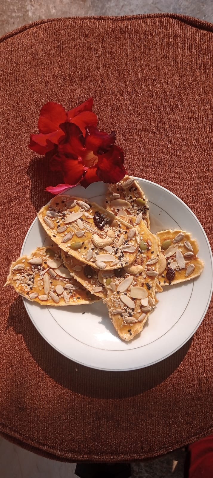 Sajian Pisang Sale Granola di atas piring