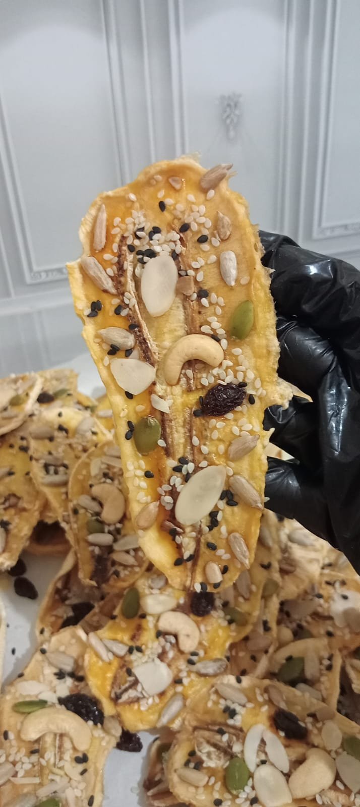 Close-up irisan Pisang Sale Granola bertabur kacang dan biji-bijian